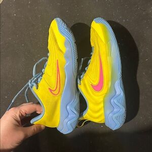 Nike Giannis Immortality Liam maverick size 4 kids youth basketball shoes yellow